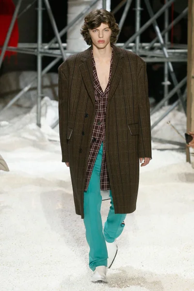 Look 16